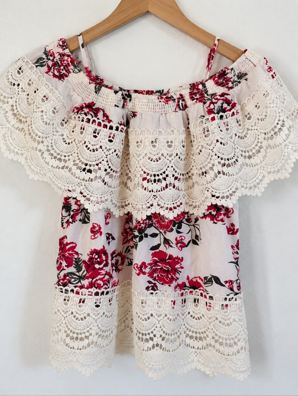 •No Boundaries Floral Lace-Trim Off-Shoulder Tank Top in White and Red